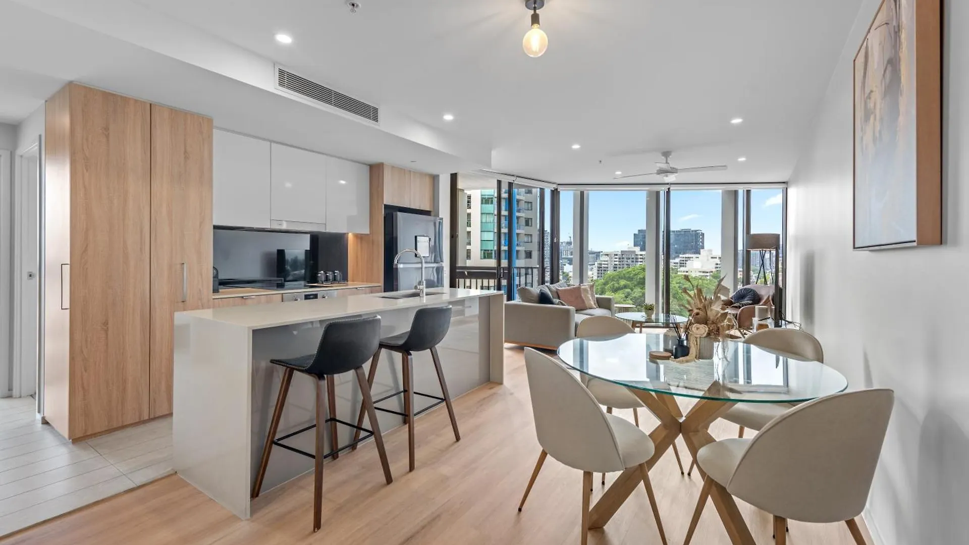 Spire - Stylish 2Br Apt - Pool, Parking & Views Brisbane 0*,  Australia