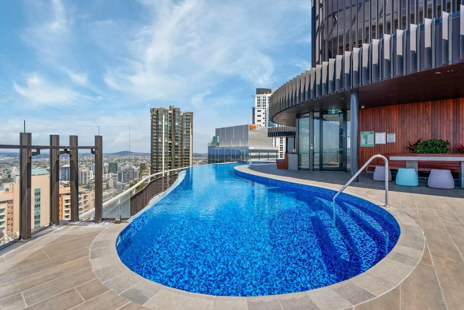Spire - Stylish 2Br Apt - Pool, Parking & Views Brisbane