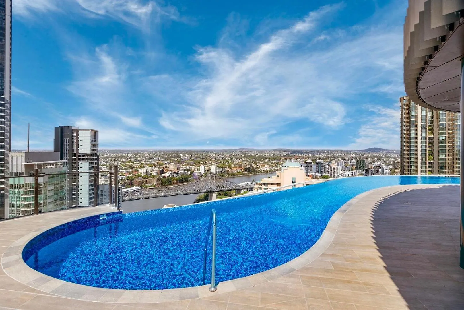 Spire - Stylish 2Br Apt - Pool, Parking & Views Brisbane
