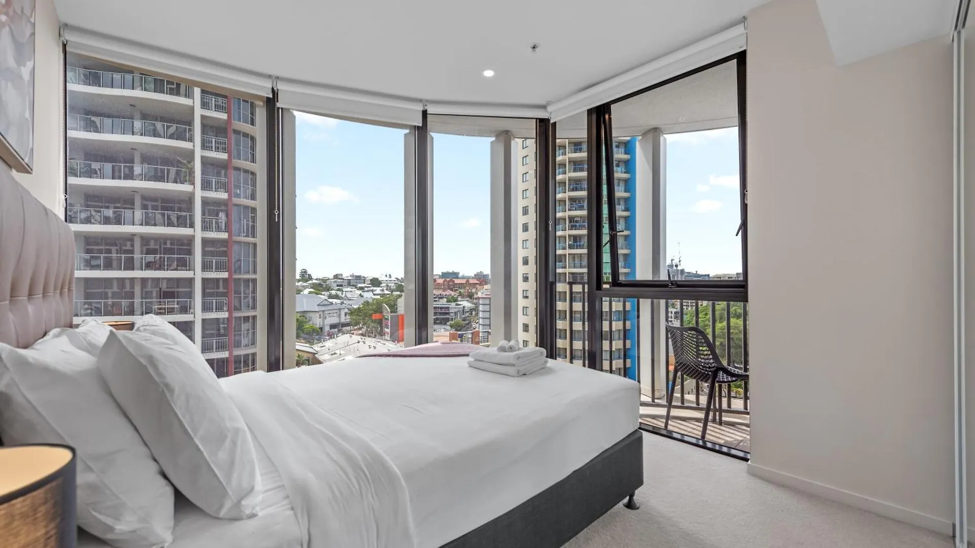 Spire - Stylish 2Br Apt - Pool, Parking & Views Brisbane