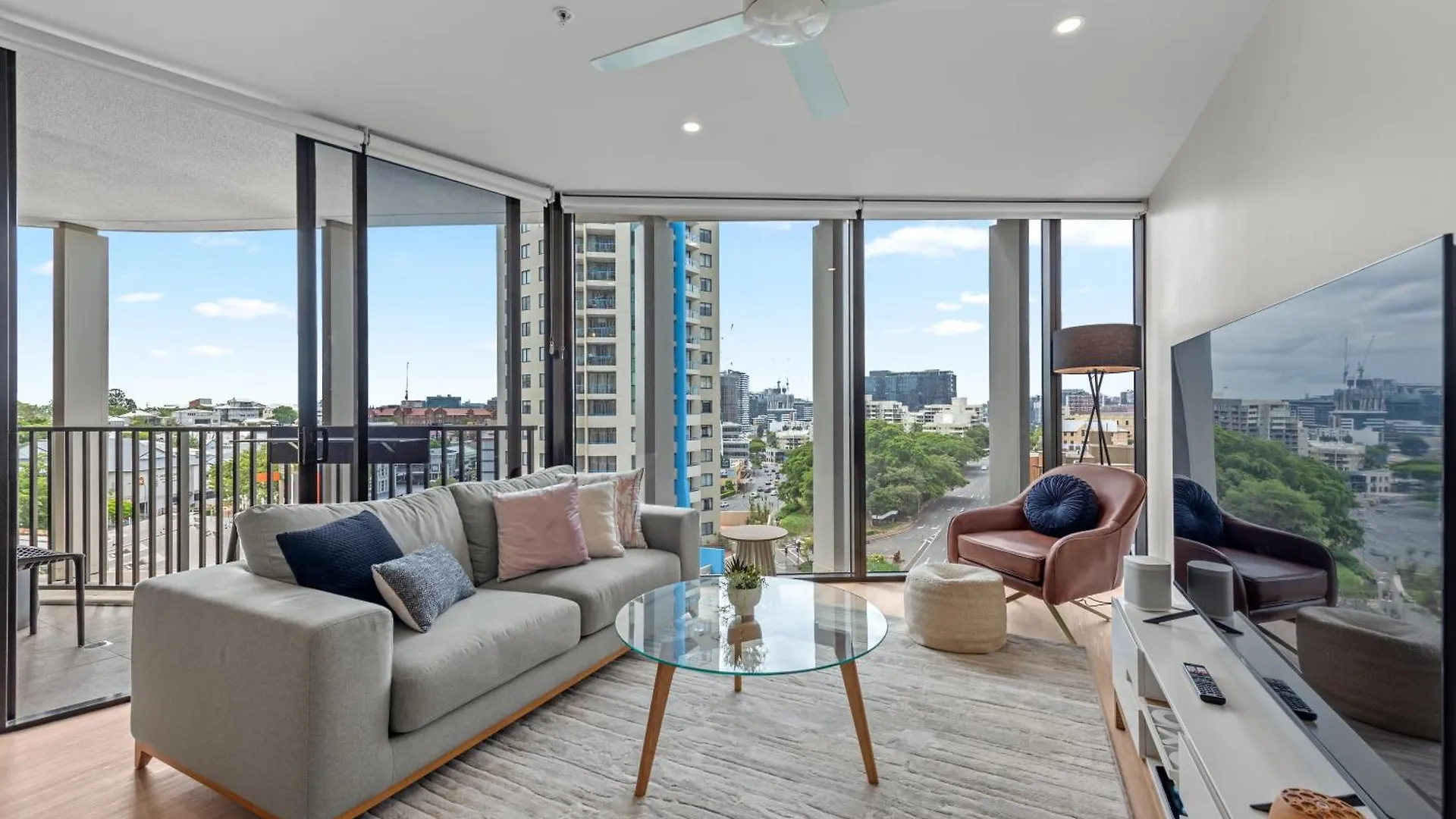 Spire - Stylish 2Br Apt - Pool, Parking & Views Brisbane